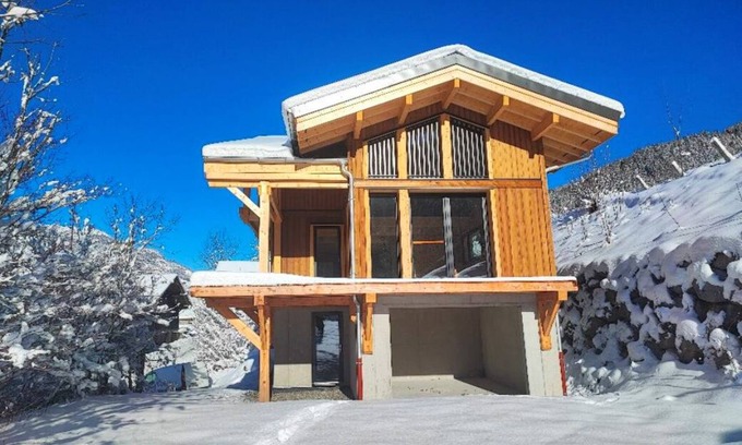 Le Biot Chalet De Esquí | NEW chalet sleeps 10, large living room, 1 games room (pool, table soccer, darts)