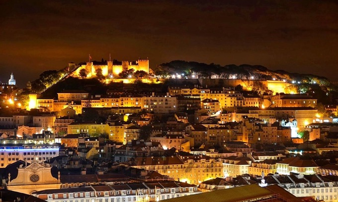 Bairro Alto Casa | NEW! Charm that's difficult to resist. W/ garage.