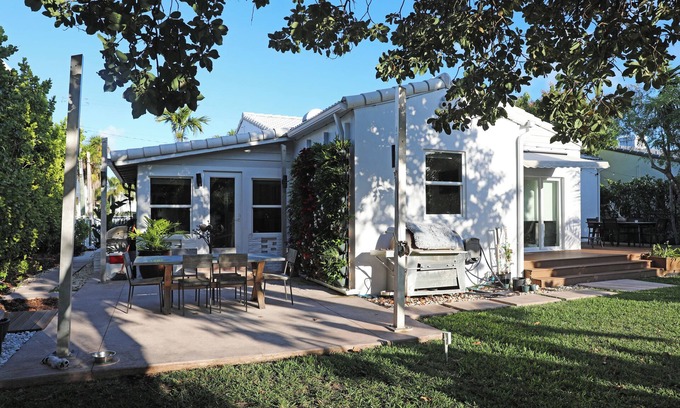 Surfside Casa | New! Charming 3-bed modern beach house with beautiful garden
