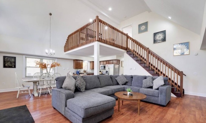 Briar Crest Woods Chalet De Esquí | NEW!Charming Pocono Chalet w/ gaming loft, close to skiing, private lake, hiking