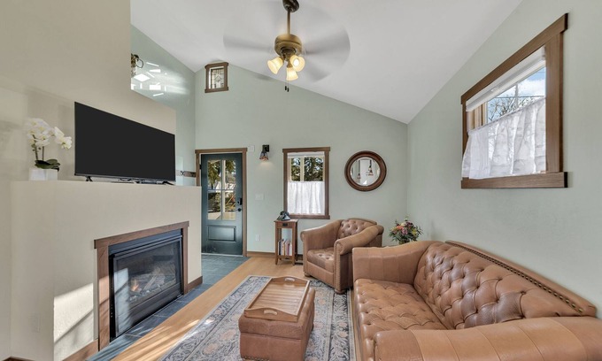 Rapid City Casa | New! Charming private home in historic district. Short walk to downtown Rapid City. Well-appointed and newly renovated. King bed, fireplace, dishwasher, washer/dryer, Wi-Fi, EV charger, tiled shower. Off-street parking. Easy access to I-90.