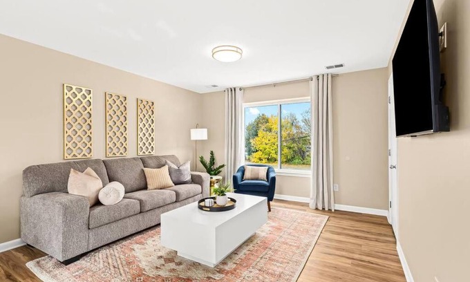 Roseville Apartamento | New! Charming Upper Unit in the Heart of Roseville