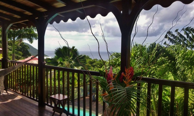 Cafeiere Villa | Villa de madera roja, piscina, jardín criollo, con vistas al mar Caribe.