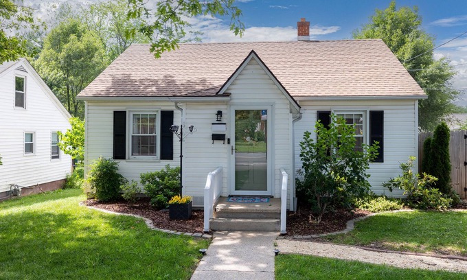 Waynesboro Casa | NEW! Cheerful 2 bd bungalow with hot tub. Must see!