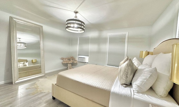 Marlborough Casa | NEW Chic Home Close to Boston - WASHER DRYER & Parking