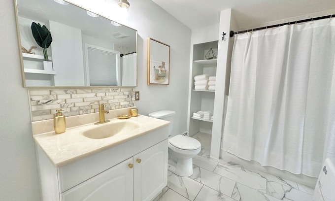 Marlborough Casa | NEW Chic Home Close to Boston - WASHER DRYER & Parking