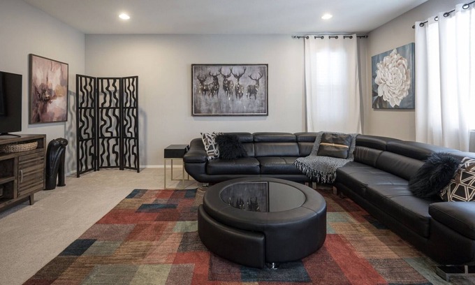 Spring Valley Casa | New Chic Relaxing Modern Vacation Home Near Strip