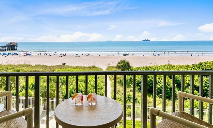 Banana River Estates Condominio | New Clean and Bright Beachfront Condo with Ocean Views Beside Cocoa Beach Pier