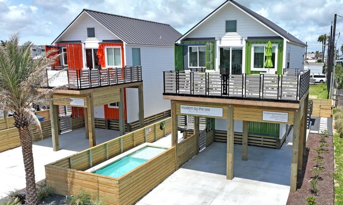 Shibui Sands Casa | New Coastal Container Home! Pet friendly, Pool, walking distance to the beach