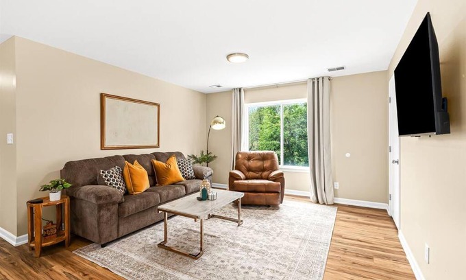 Roseville Apartamento | New! Comfy 1BR Upper Flat near Downtown Roseville