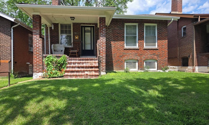 St. Louis Casa | New Comfy Cottage, 2BD1.5BA, Fenced Backyard, Pet Friendly