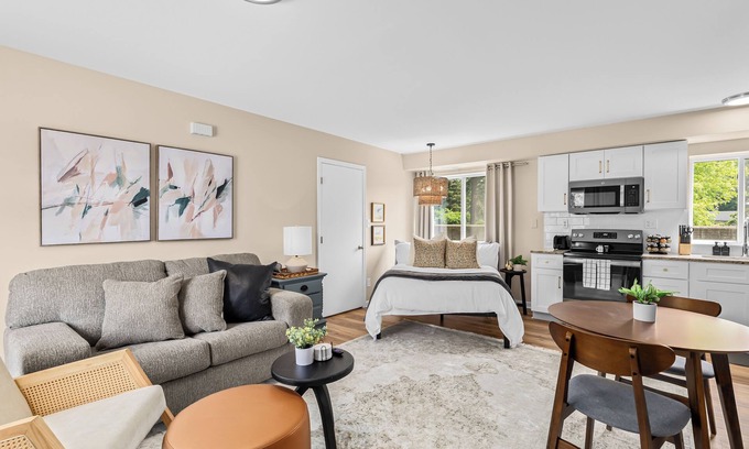 Roseville Apartamento | New! Comfy & Cozy Private Studio Flat