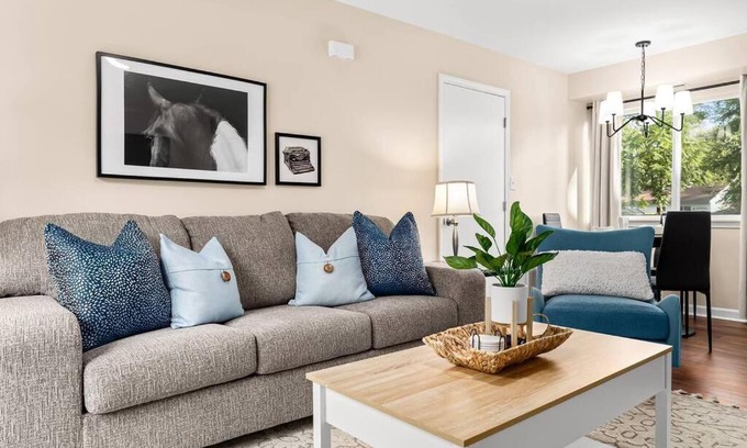 Roseville Apartamento | New! Comfy Flat near Downtown Roseville