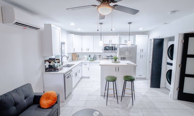 South Middle River Casa | NEW CONSTRUCTION!Modern Getaway Peaceful/Private Minutes away from Entertainment