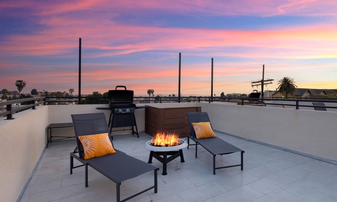 Historic Filipinotown Casa | New Construction Elegantly furnished near Downtown & Hollywood