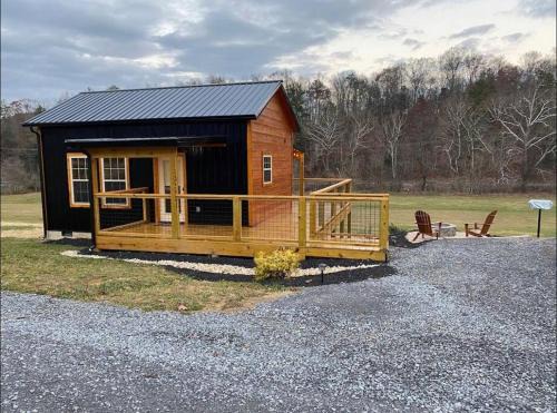 Sevierville Casa | New Construction Pet Friendly Tiny Home W/Hot Tub