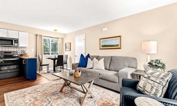 Roseville Apartamento | New! Contemporary 1BR Haven, Private & Pristine
