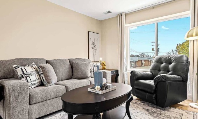 Roseville Apartamento | New!Contemporary UpperFlat Near Downtown Roseville