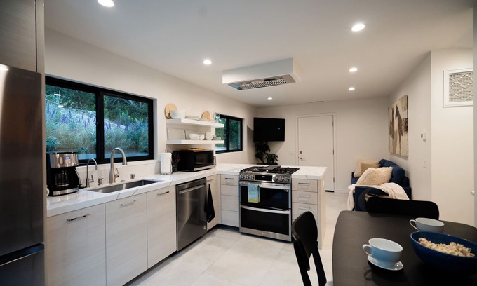 Thousand Oaks Casa | New Contemporary in a Parklike setting 2-bed 2-bath in amazing TO fast WiFi, AC