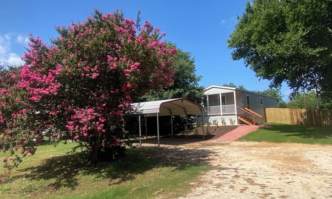 Granbury Casa | New Cozy 1 Bedroom/Bath HomeOnly 5 Minutes To Granbury’s Historic Square/Lake