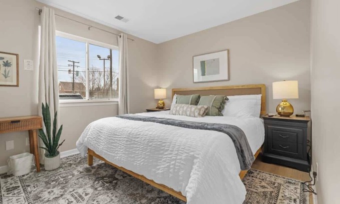 Roseville Apartamento | NEW! Cozy 1BR Flat w/ King Bed & Workspace