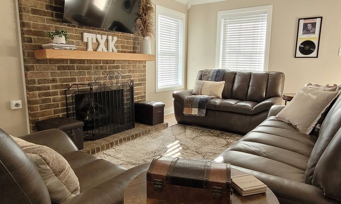 Texarkana Casa | NEW Cozy 3BR Retreat + 2-Car Garage in Historic Texarkana