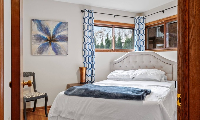 Summit Hill Casa | NEW Cozy 4-bedroom house on Summit Ave with fireplace, off street parking, Wifi!