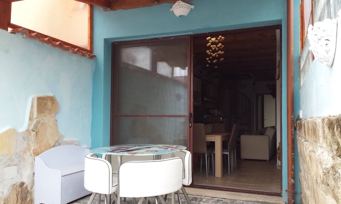 Cabras Casa | Casa nueva, acogedora y bonita con patio privado, a 2 km. del mar