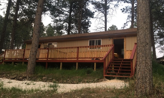 Custer Cabina | New Cozy cabin 2, with WiFi in beautiful Custer! Rental car available.