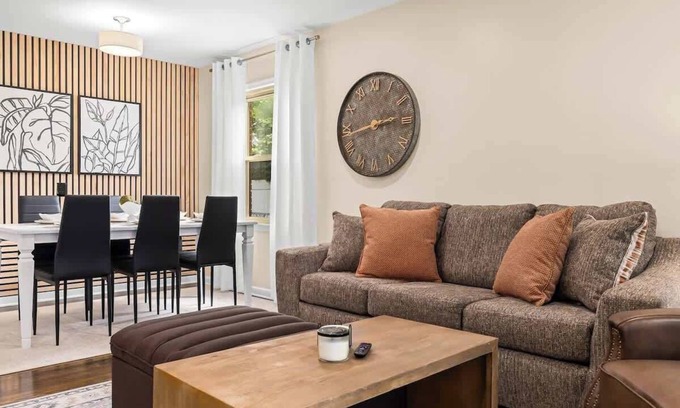 Roseville Casa | New! Cozy Mid Century Modern Oasis 3bd Home