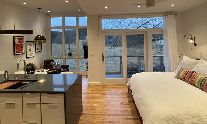 Weaverville Apartamento | New cozy modern "treehouse". Walk to downtown Weaverville, 15 min North of AVL.