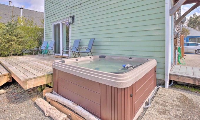 Seaside Cabaña | NEW! Cozy Seaside Cottage w/ Hot Tub + Game Room!