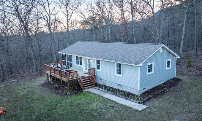 Luray Cabina | NEW Cozy Secluded Mountain Cabin: Hot Tub with Views, Pets OK, Firepit & Smores