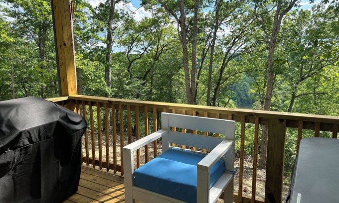 Sparta Casa | BRAND NEW! Craftsman bungalow. Porch with fireplace, hot tub, wooded, lake view