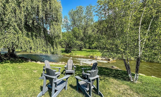 Colonial Pine Hills Casa | New! Creekside Estate in Magic Canyon