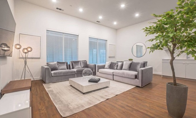 Old East Dallas Casa | New Crisp Townhome - Knox/Lower Greenville!