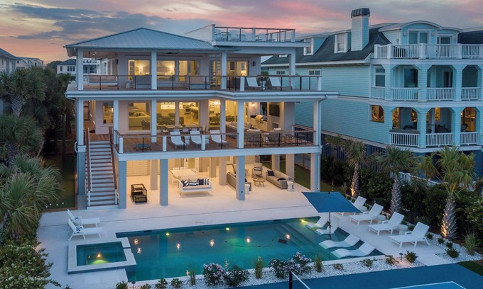Isle of Palms Casa | NEW CUSTOM HOME~ 620 Ocean Blvd. Now booking!! Pickleball, Bocce Ball, Putting Green, Pool/Spa