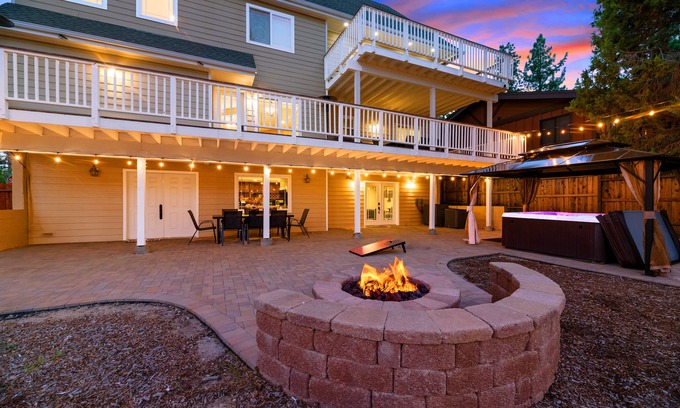 Big Bear Casa | NEW DECOR ❤️ HotTub Pool Table Arcade Fire Pit King Beds 2 Fireplaces