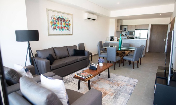 Zona Industrial Apartamento | New Deluxe Unit, Signature Condominium by The Harbor