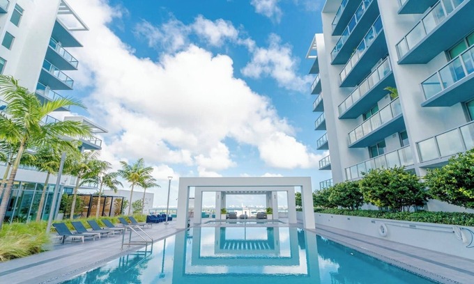 Northeast Miami Condominio | New Design District Apt with parking, pool and gym