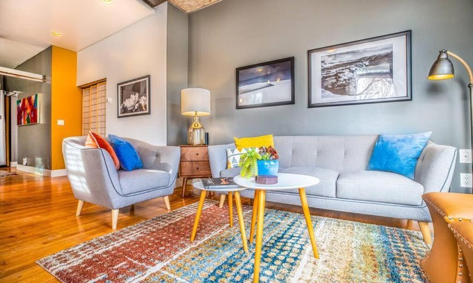 East Central Apartamento | New Distinctive Historical Unit from 5 Star Host