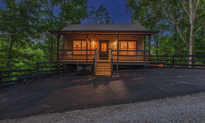 Sevierville Cabina | New Cabin-Hot tub-Fire Pit-Arcade-Family Getaway-Pigeon Forge