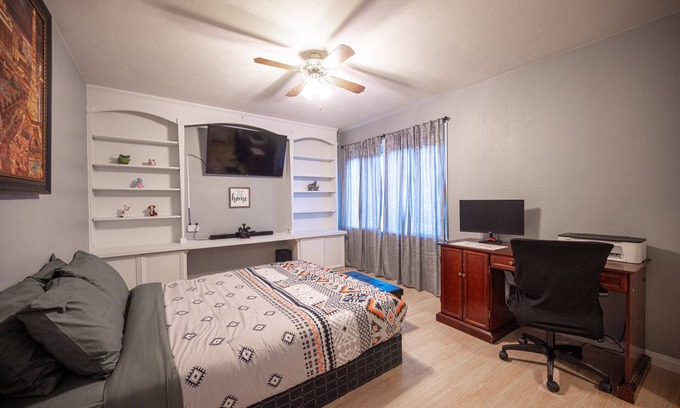 Downtown Las Vegas Casa | *NEW* Downtown 2 bedroom house w/backyard