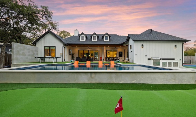 Dripping Springs Casa | -NEW-Downtown DRIP Pool/Spa/Golf/Pickleball/30Guests