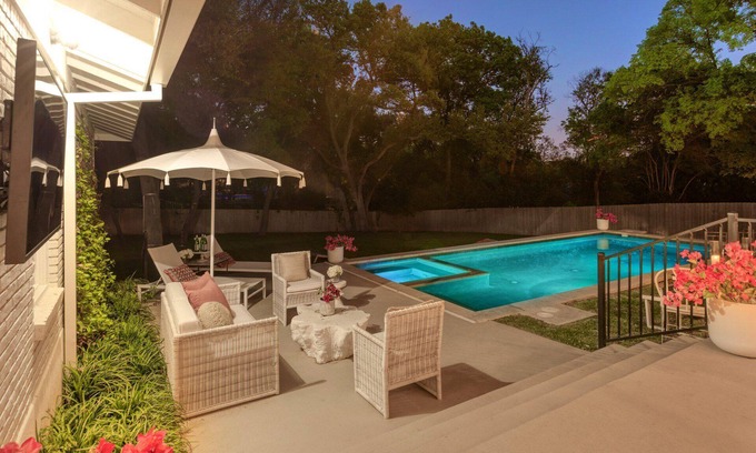 Austin Casa | **NEW** DOWNTOWN HOUSE | HEATED POOL | HOT TUB | Ping Pong | 10 Beds