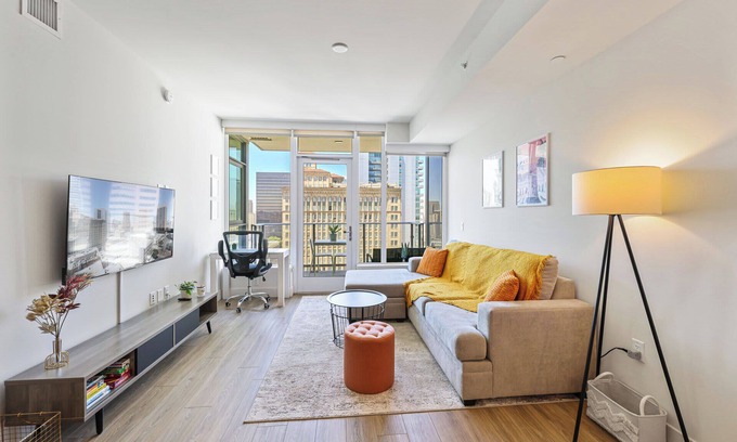 Civic Core Apartamento | NEW DT San Diego Stay Queen Bed, Pool & Sauna