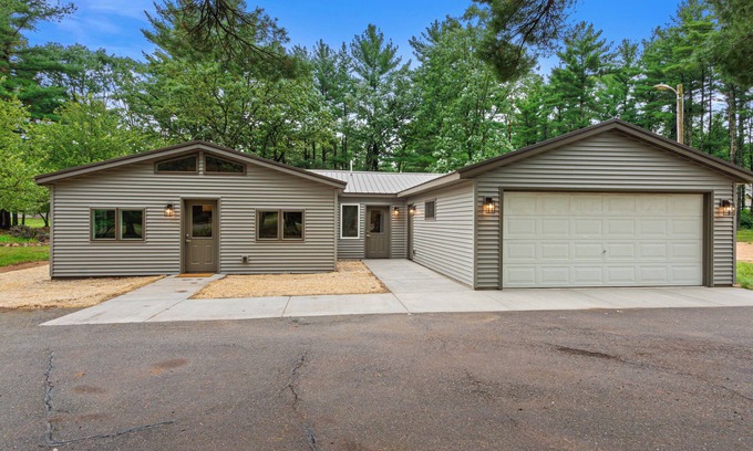 Nekoosa Casa | NEW Eagle's Nest West - less than 3 miles to SV and walkable to Petenwell Lake!