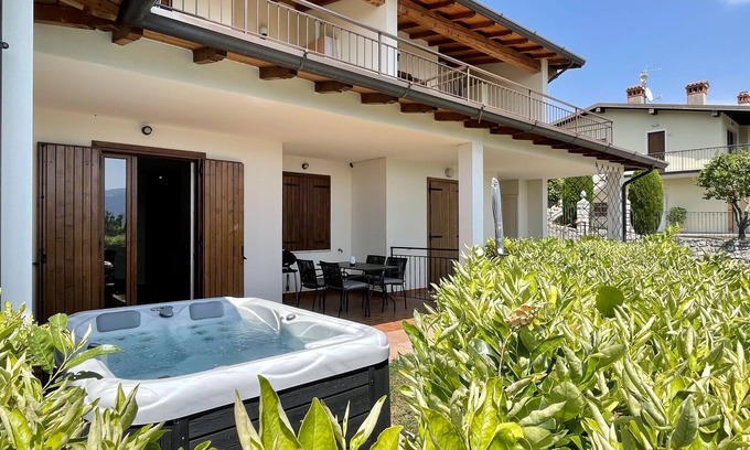 Oldesio Apartamento | Apartamento 'Suite Perlago' con vistas al lago, bañera de hidromasaje y Wi-Fi