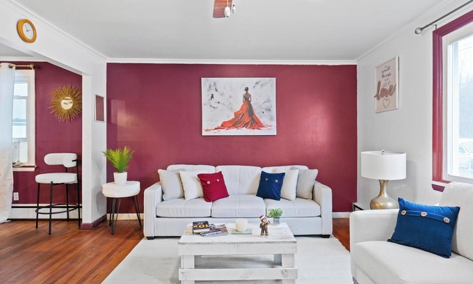 Scranton Casa | NEW! " Harlem Night" open concept 2 bed flat a few min from downtown and lake