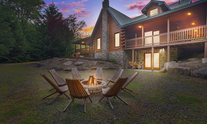 Greentown Cabina | NEW Family Cabin near Lake Wallenpaupack-Hot Tub-Trails